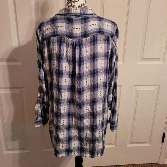 Cato XL woman's blue‎ plaid long sleeve button up shirt - Picture 3 of 7